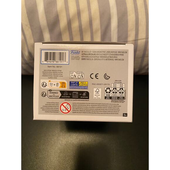 Funko Pop Disney: Princess - Belle (Winter Outfit) - Picture 6 of 6